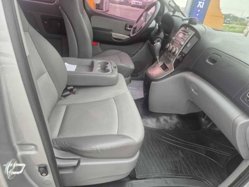 HYUNDAI Starex - Vista 10