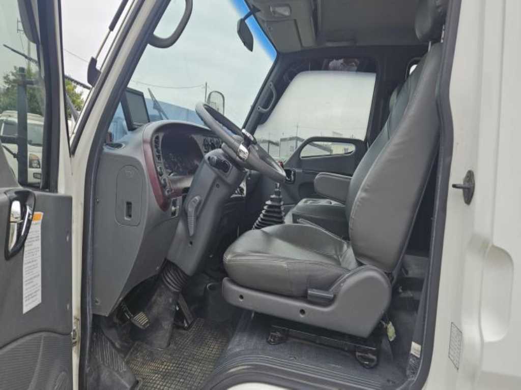 medium and large cargo truck - Vista 9