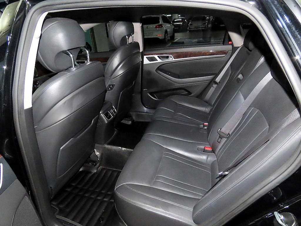 HYUNDAI Genesis - Vista 7