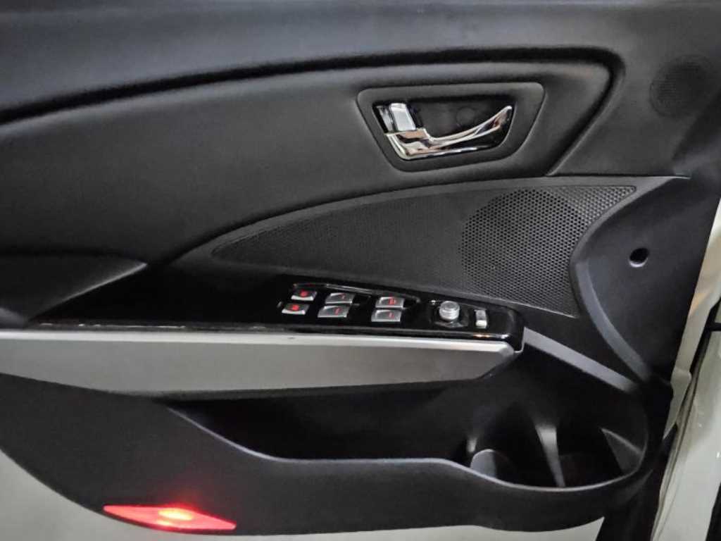 Ssangyong Tivoli - Vista 8