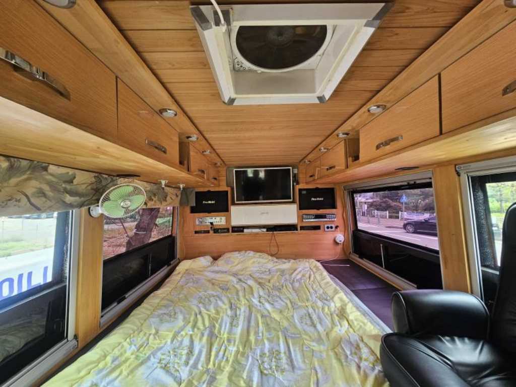 medium and large bus Medium-sized Hyundai Bus - Vista 12