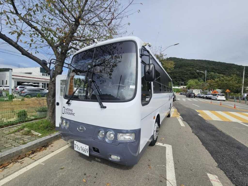 medium and large bus Medium-sized Hyundai Bus - Vista 4
