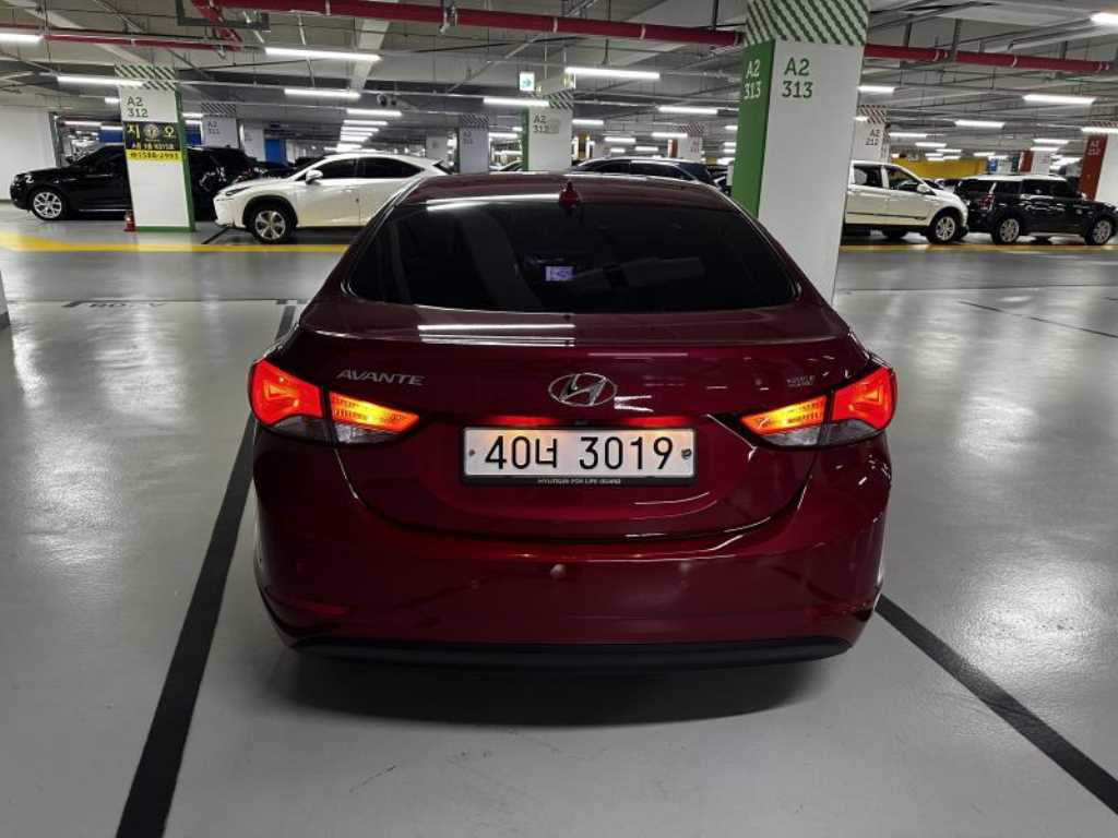 HYUNDAI Avante - Vista 5