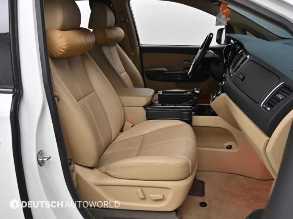 KIA Carnival - Vista 11