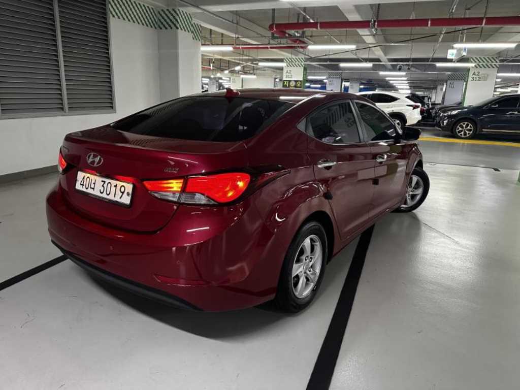 HYUNDAI Avante - Vista 10