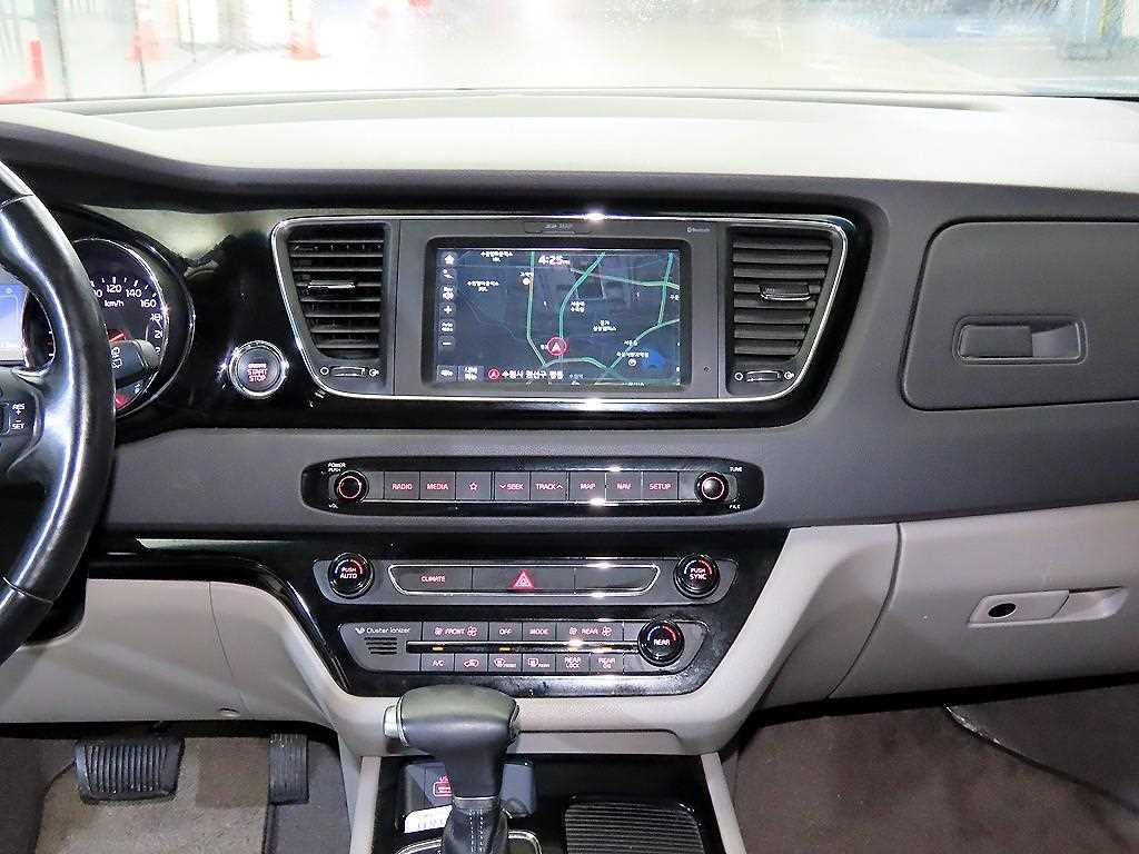 KIA Carnival - Vista 11