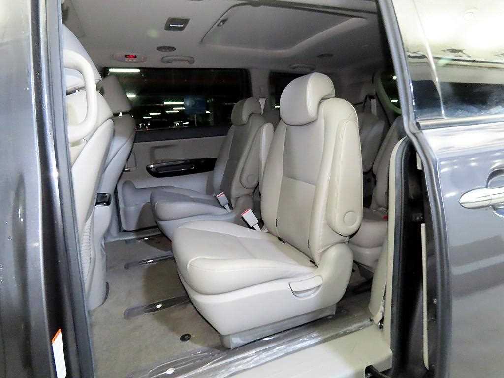 KIA Carnival - Vista 7