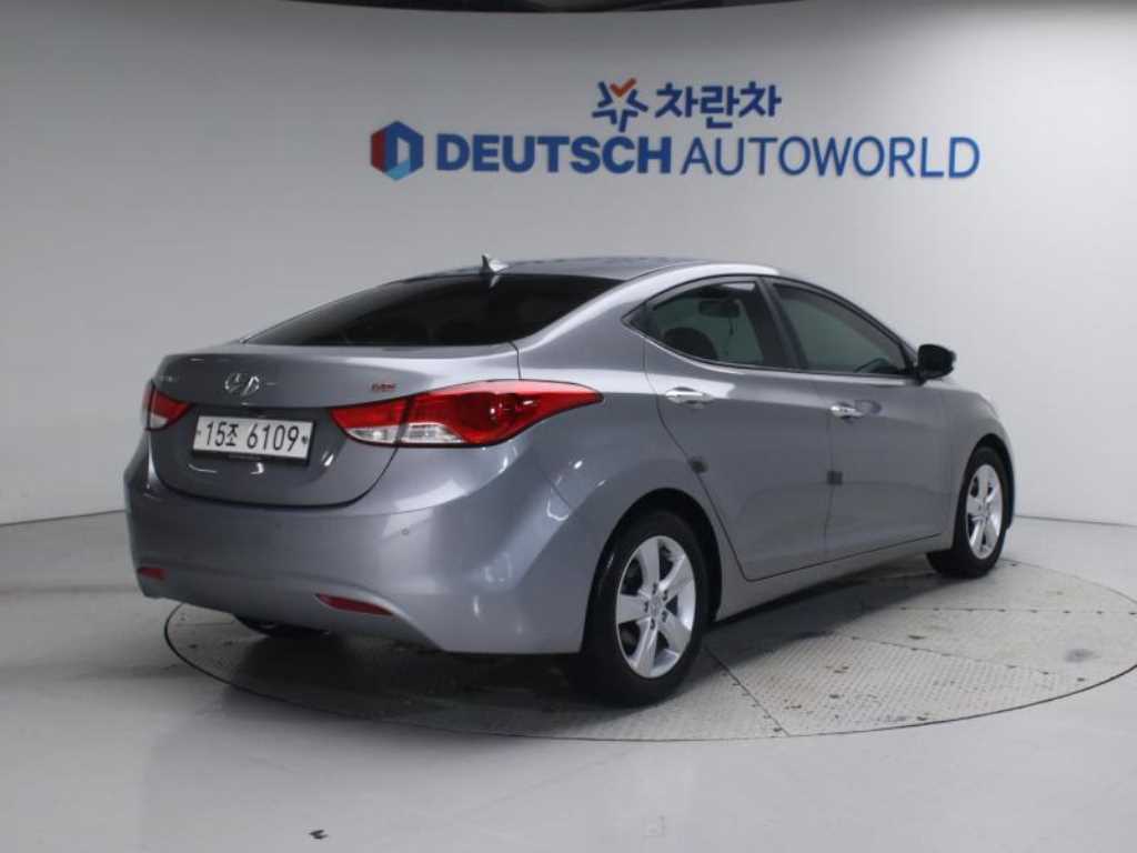 HYUNDAI Avante - Vista 2