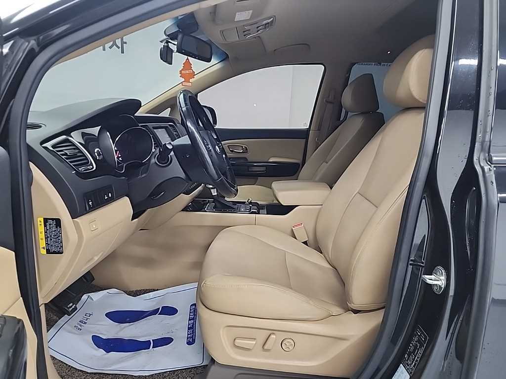 KIA Carnival - Vista 11