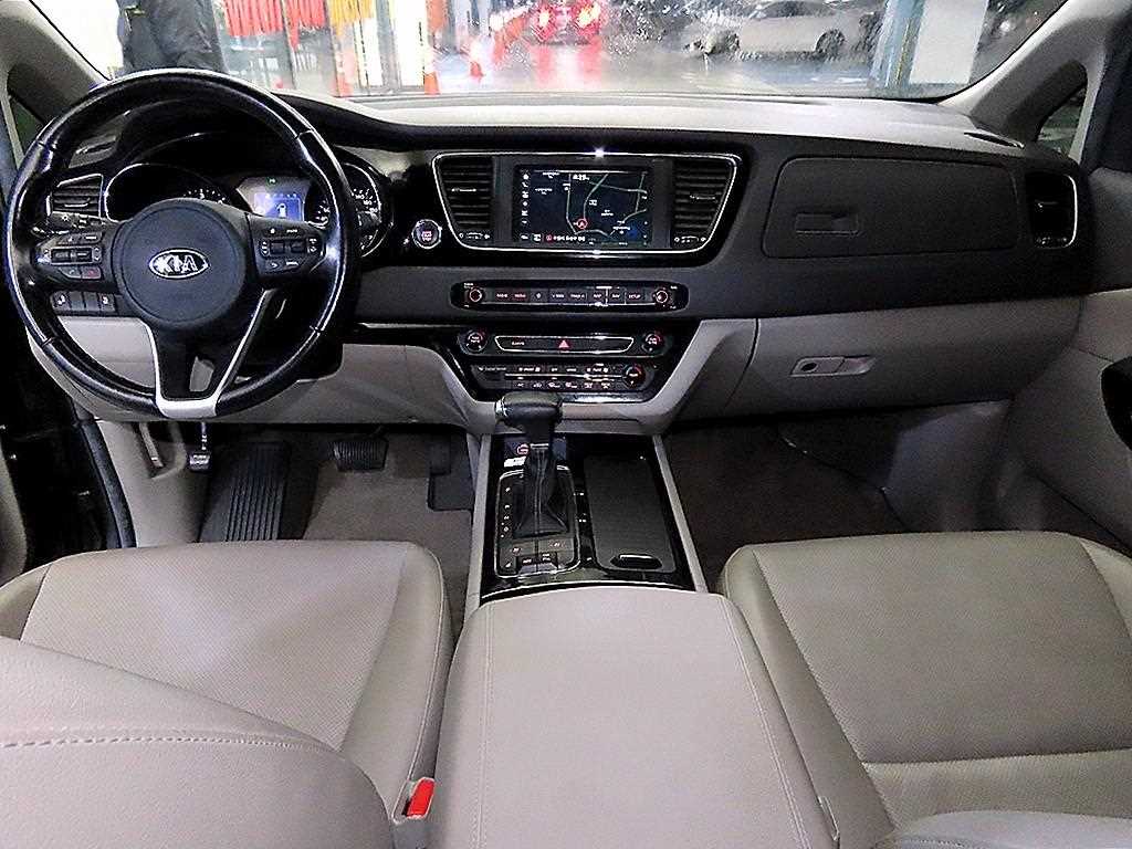 KIA Carnival - Vista 10