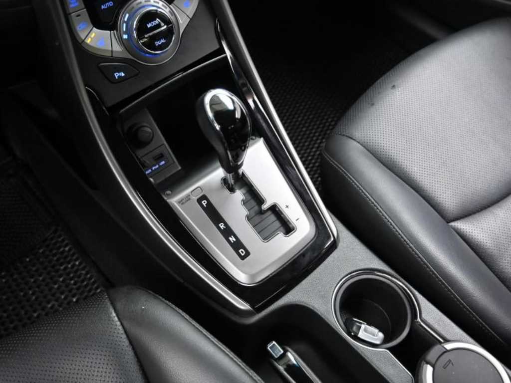 HYUNDAI Avante - Vista 9