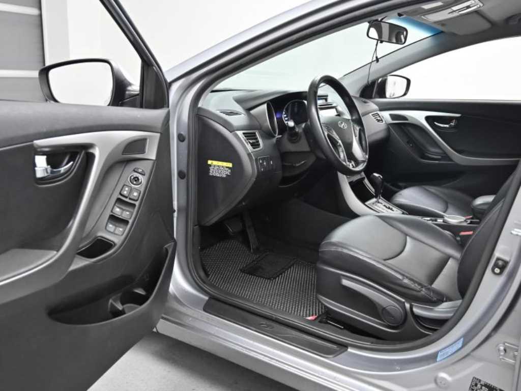 HYUNDAI Avante - Vista 11