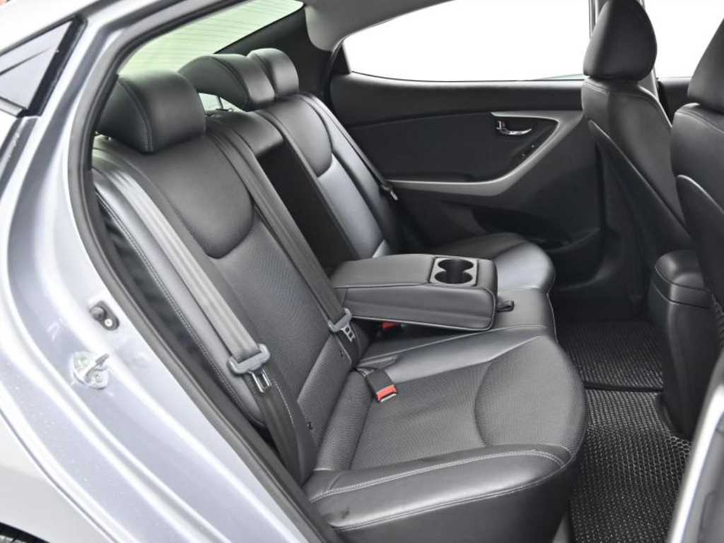 HYUNDAI Avante - Vista 12