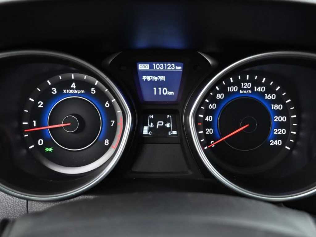 HYUNDAI Avante - Vista 8