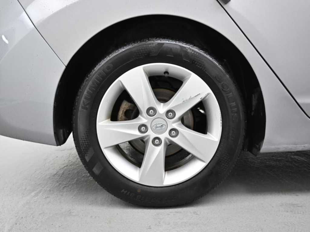 HYUNDAI Avante - Vista 5