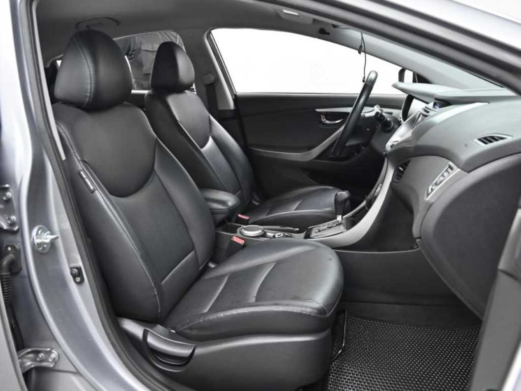 HYUNDAI Avante - Vista 10