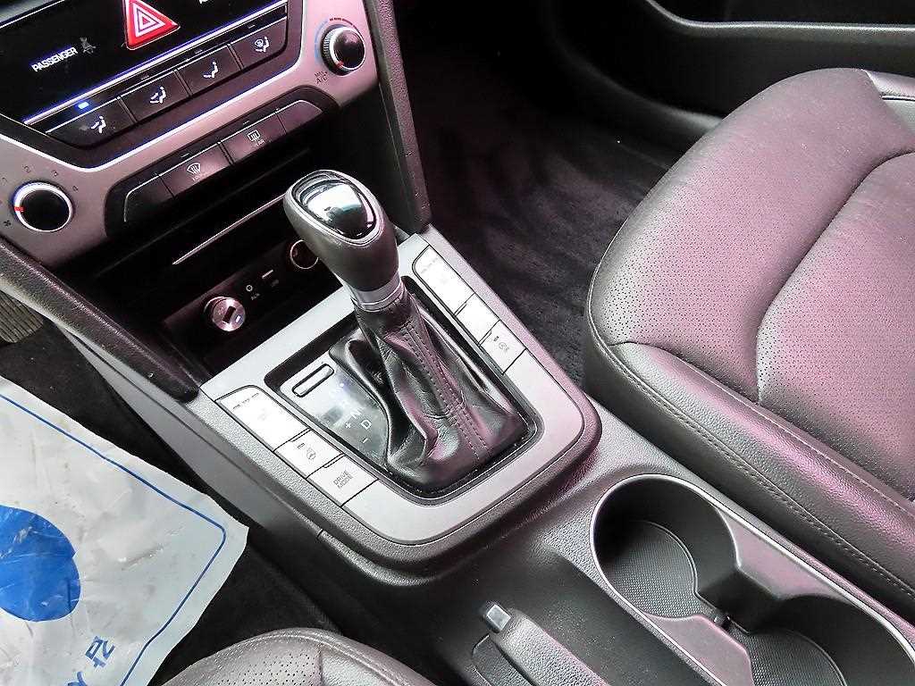 HYUNDAI Avante - Vista 10