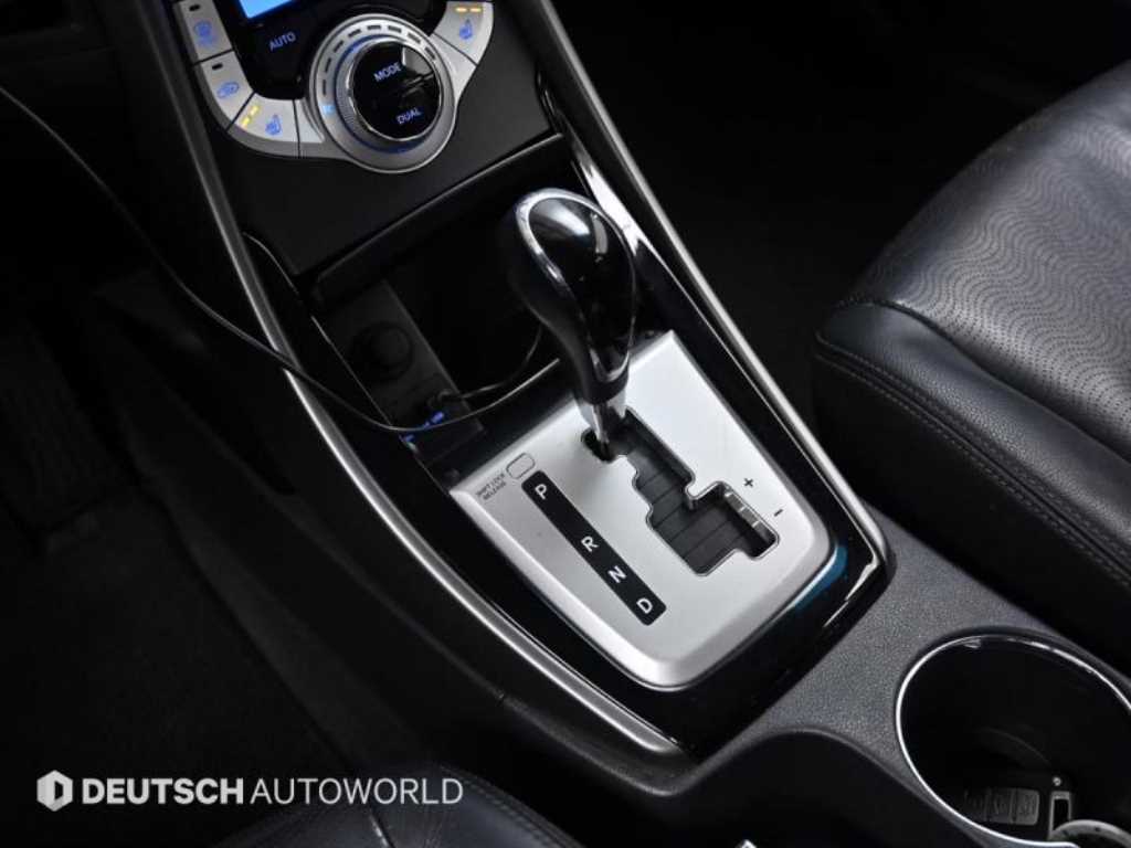 HYUNDAI Avante - Vista 9