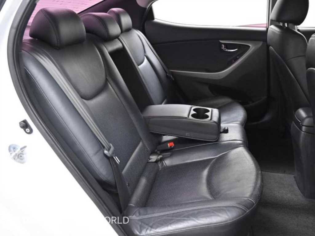 HYUNDAI Avante - Vista 12