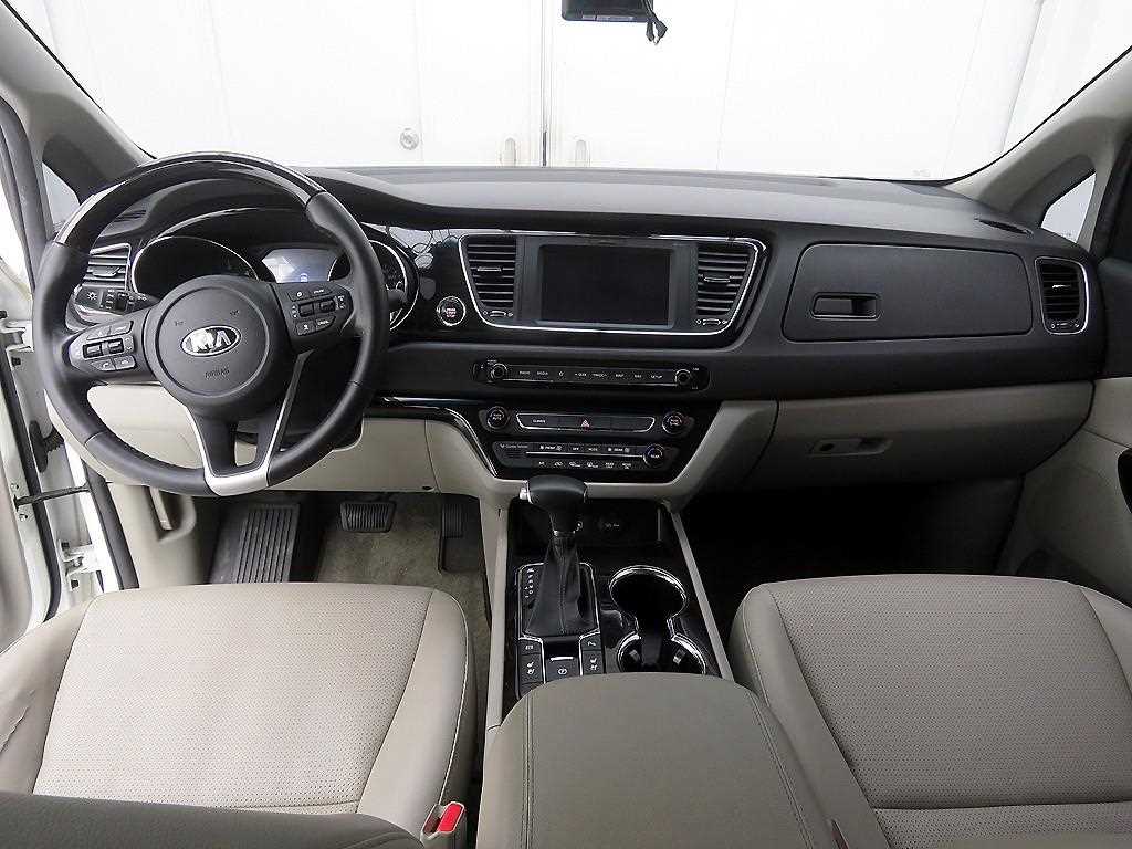 KIA Carnival - Vista 8