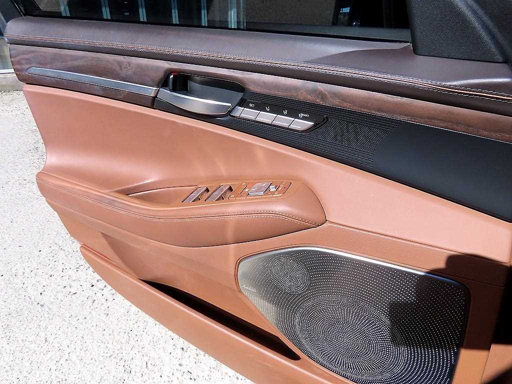 Genesis G90 - Vista 12