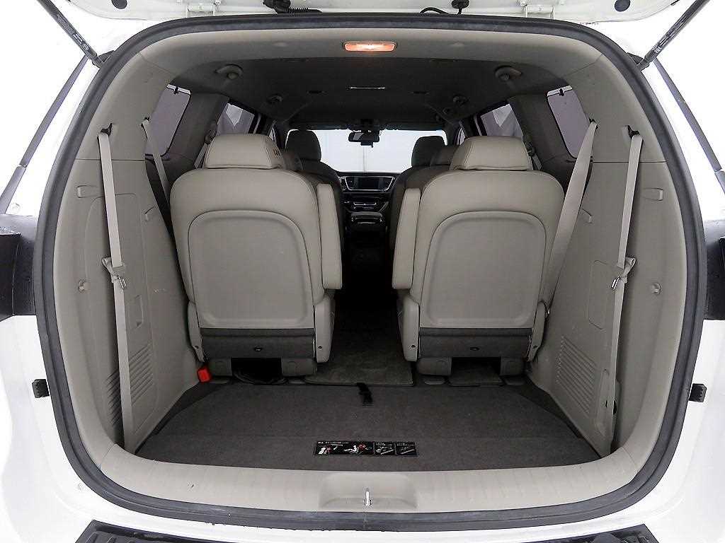 KIA Carnival - Vista 5