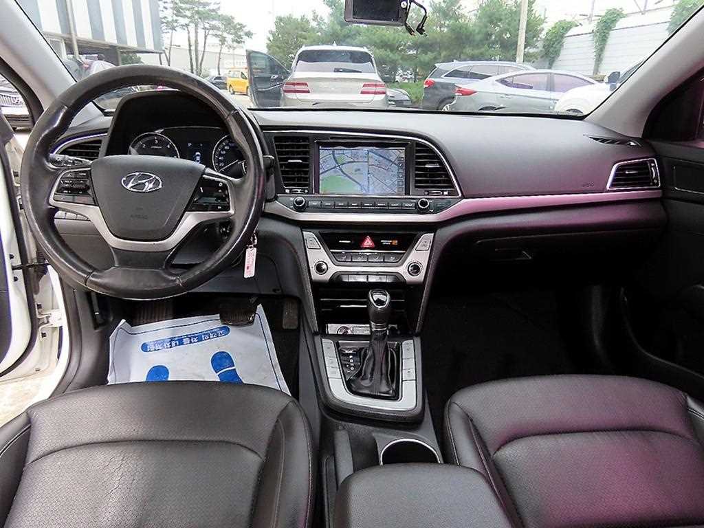 HYUNDAI Avante - Vista 7