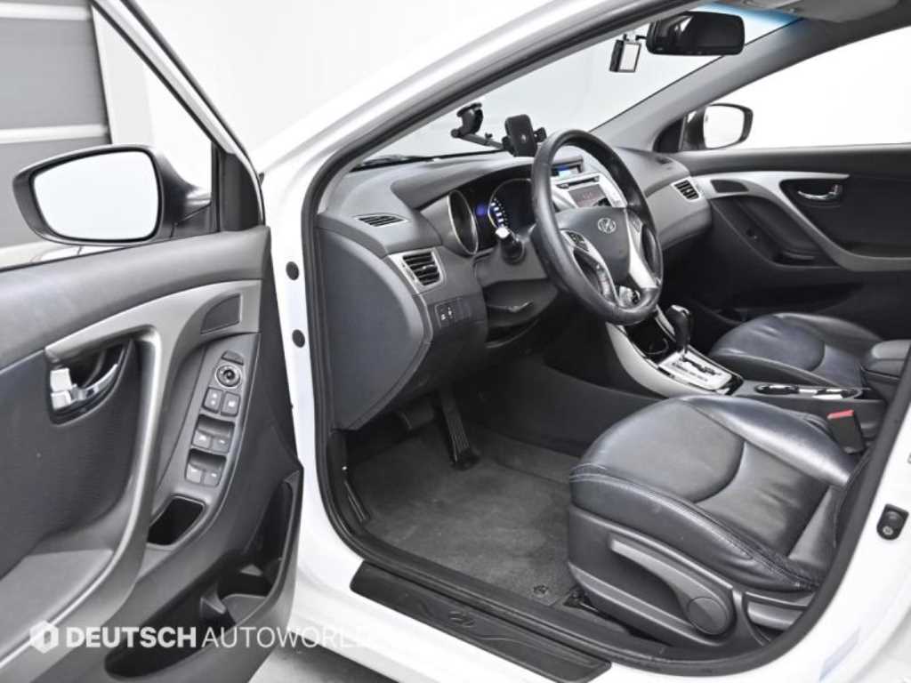 HYUNDAI Avante - Vista 11