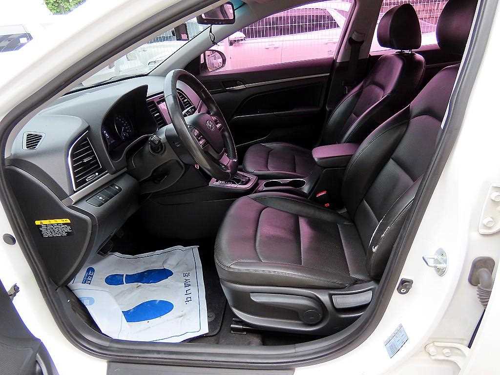 HYUNDAI Avante - Vista 5