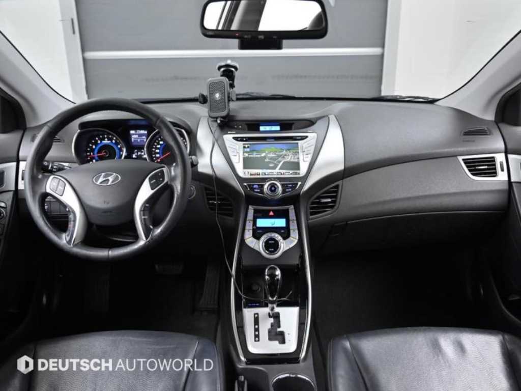 HYUNDAI Avante - Vista 7