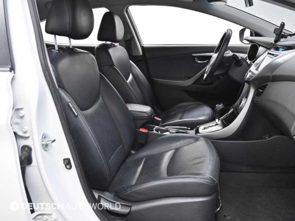 HYUNDAI Avante - Vista 10