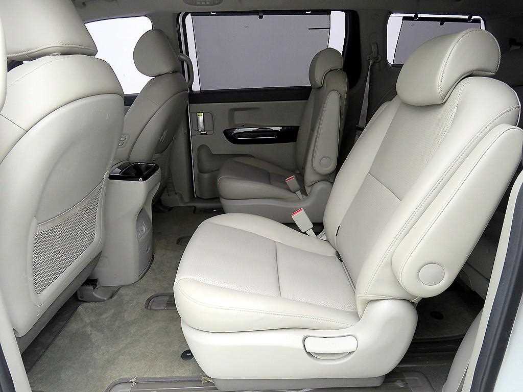 KIA Carnival - Vista 7