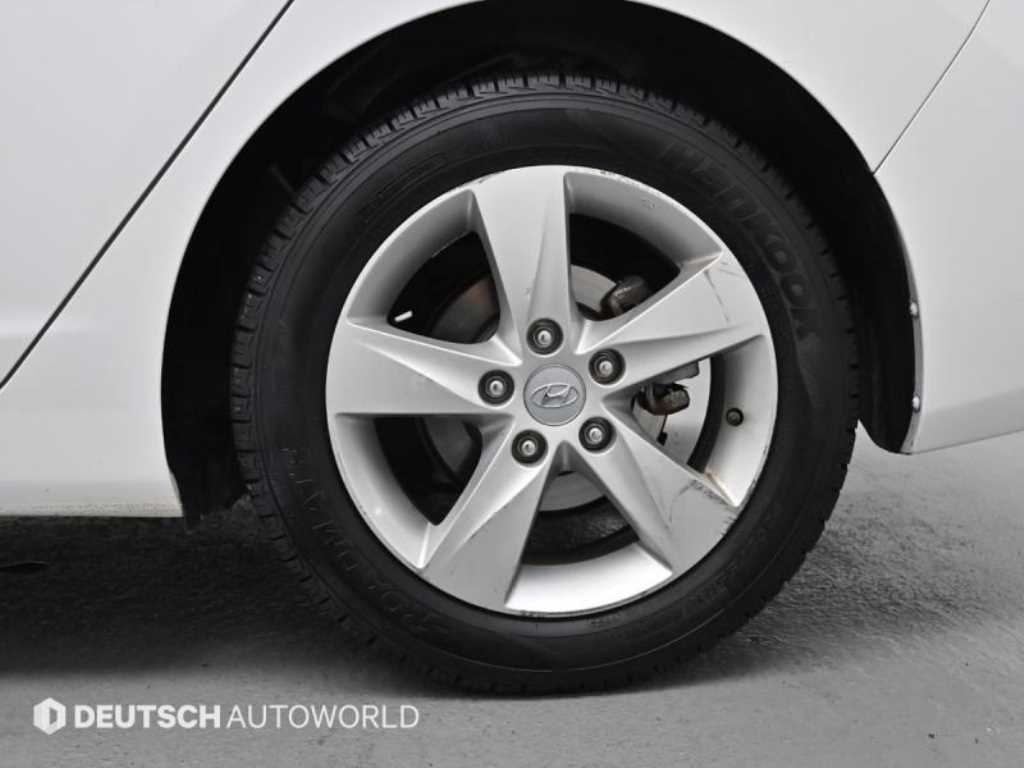 HYUNDAI Avante - Vista 5