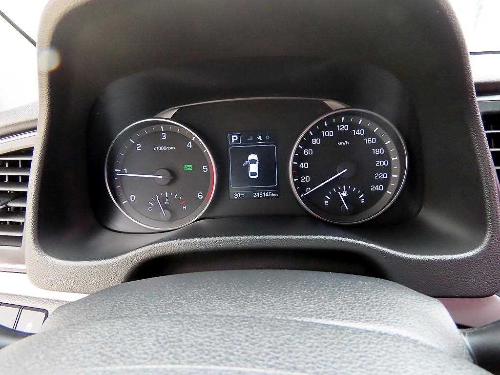 HYUNDAI Avante - Vista 9