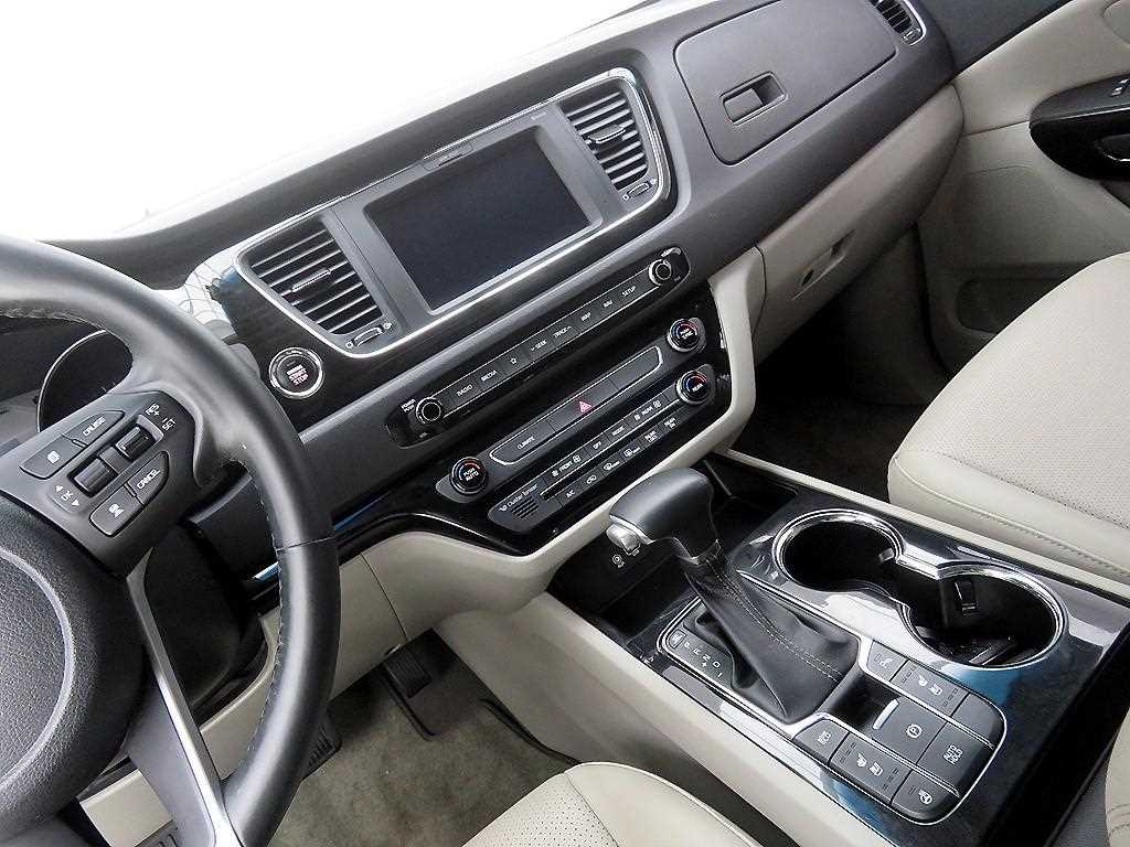 KIA Carnival - Vista 11