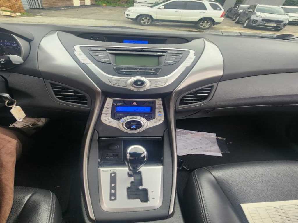 HYUNDAI Avante - Vista 3