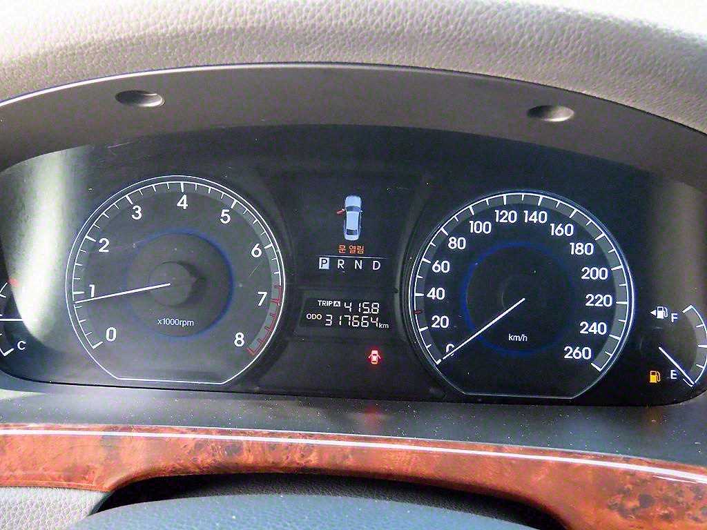 HYUNDAI Equus - Vista 9