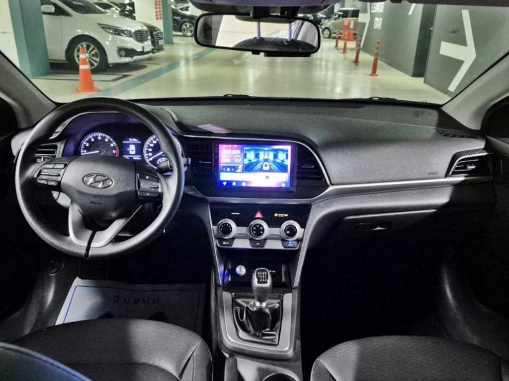 HYUNDAI Avante - Vista 10