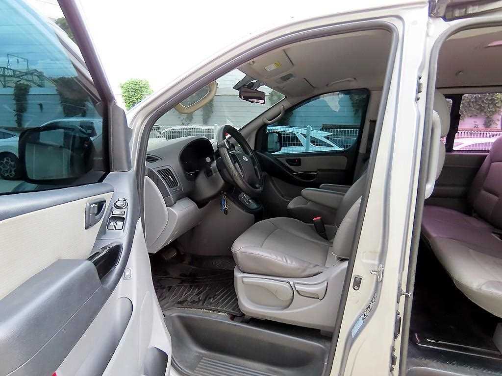 HYUNDAI Starex - Vista 5