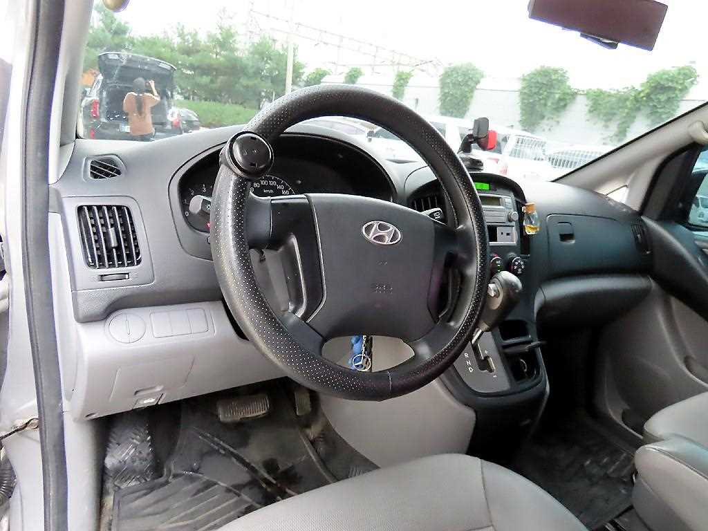 HYUNDAI Starex - Vista 7