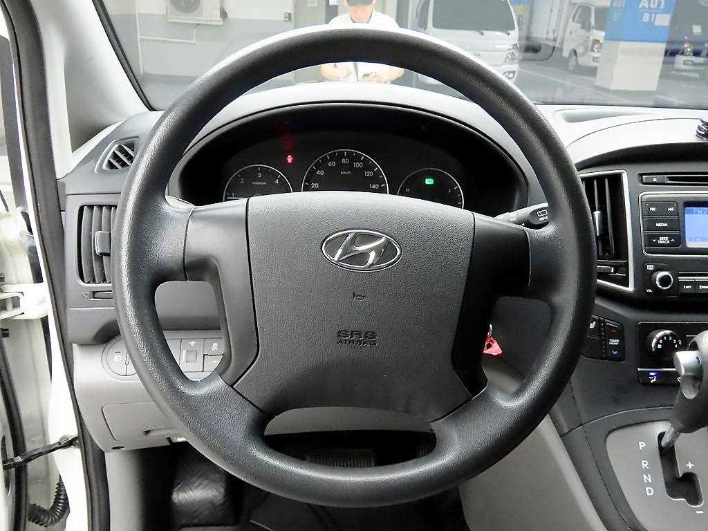 HYUNDAI Starex - Vista 7