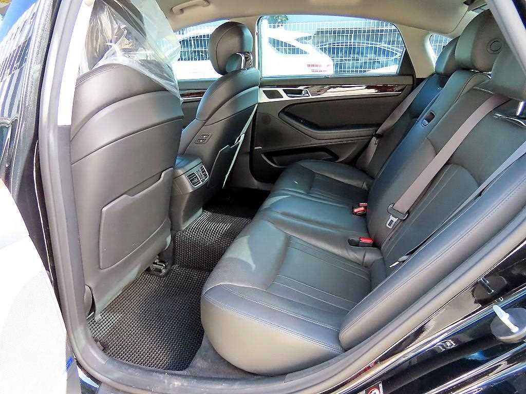 HYUNDAI Genesis - Vista 6