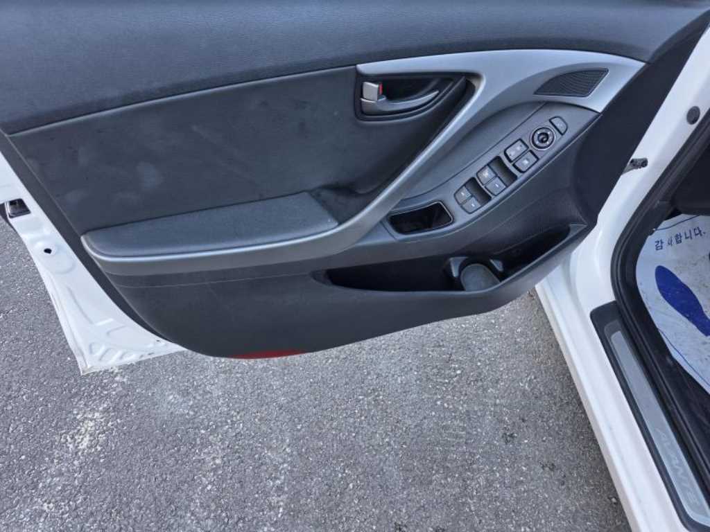 HYUNDAI Avante - Vista 9