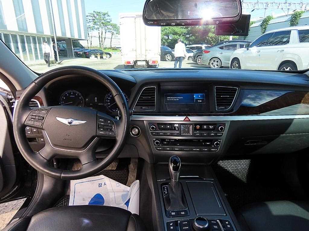 HYUNDAI Genesis - Vista 7