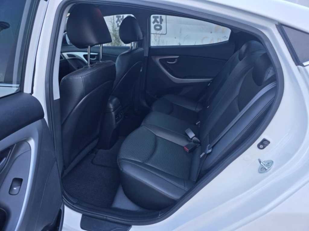 HYUNDAI Avante - Vista 5