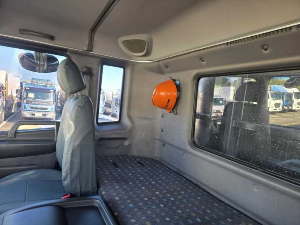 medium and large cargo truck - Vista 9