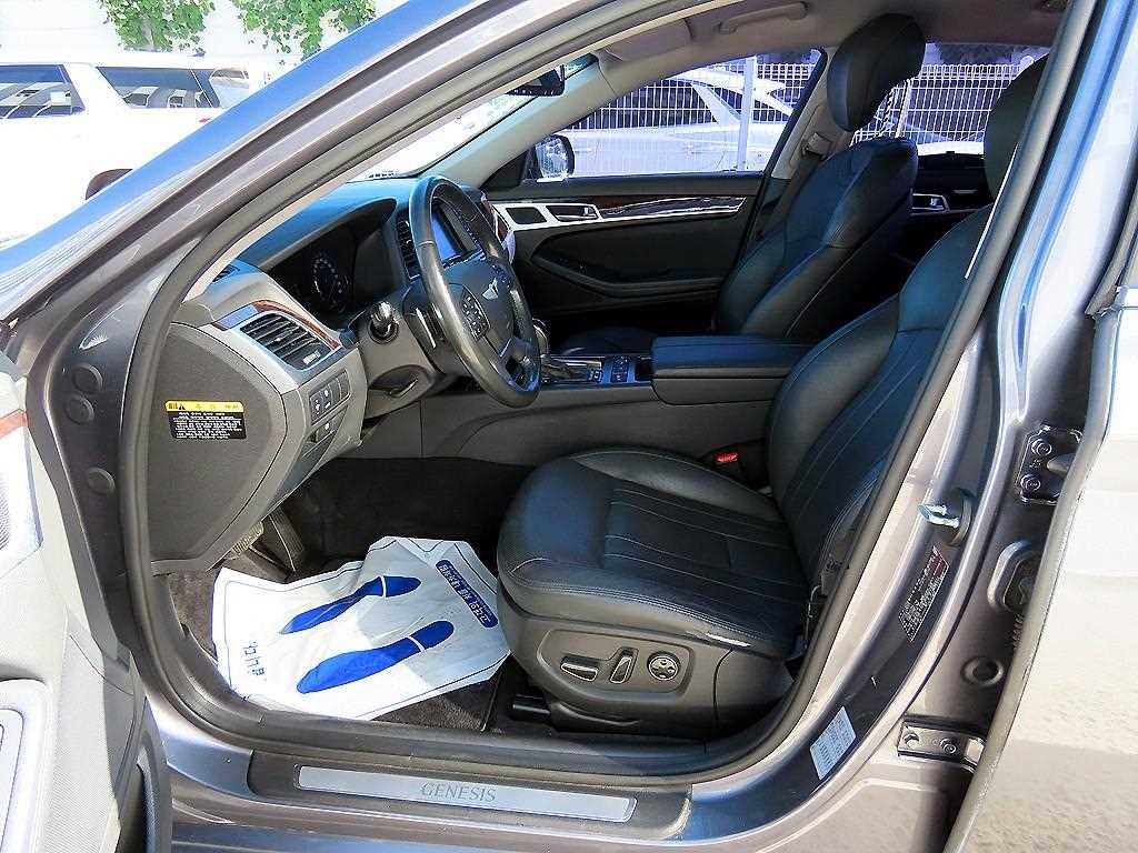 HYUNDAI Genesis - Vista 5