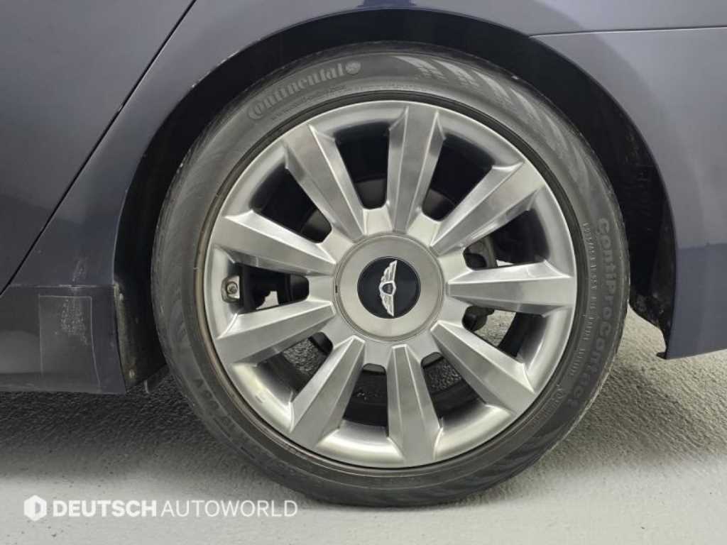 HYUNDAI Genesis - Vista 5