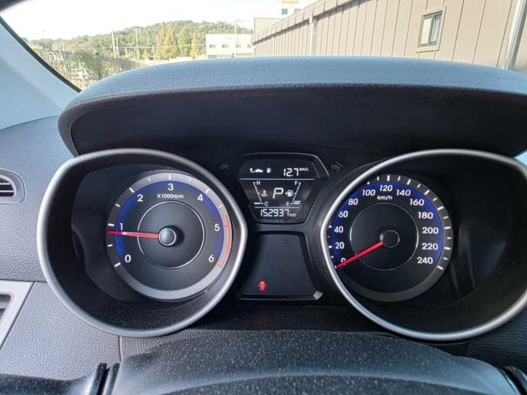 HYUNDAI Avante - Vista 11