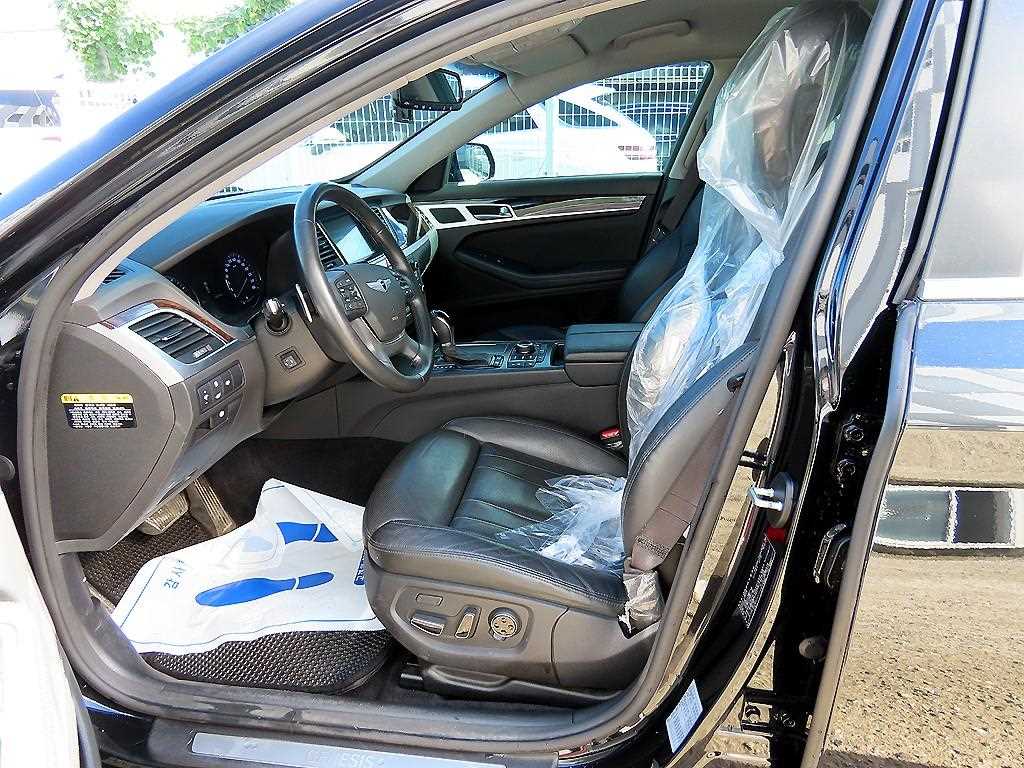 HYUNDAI Genesis - Vista 5